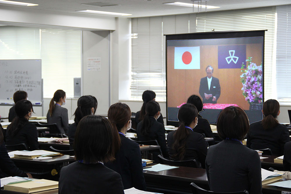 リモートで区長の挨拶を聞く新人たち